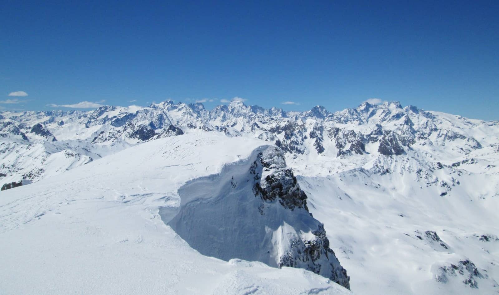 La cima del del Mont Thabor, sullo sfondo la magnifica vista sui ghiacciai del Delfinato